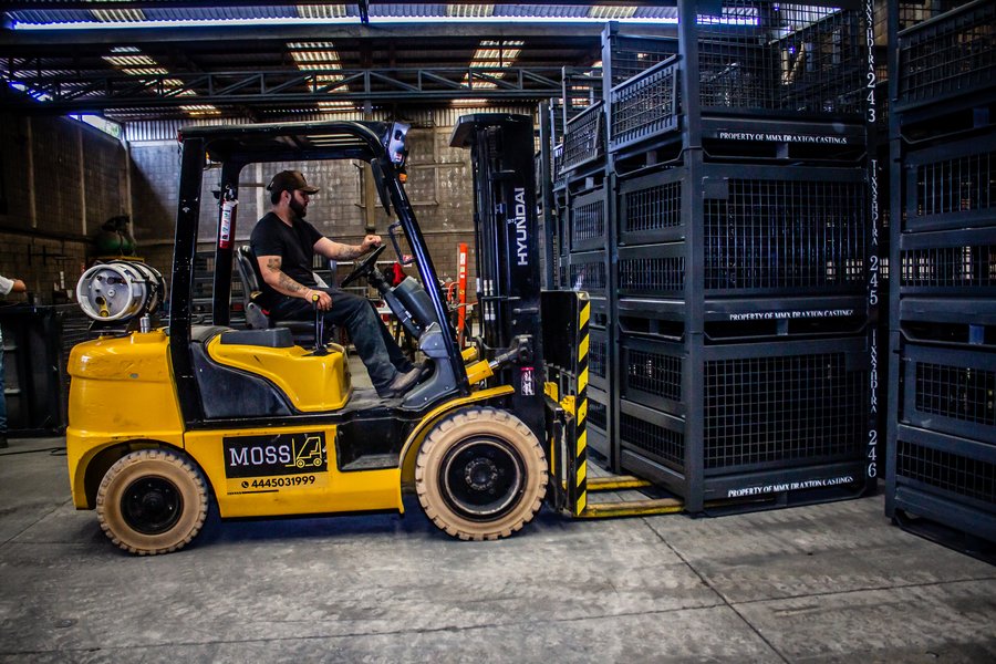 Operador moviendo contenedores en planta de SSIMA Industrial