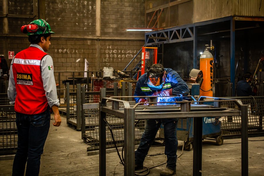 Supervisor y soldador de SSIMA Industrial en planta
